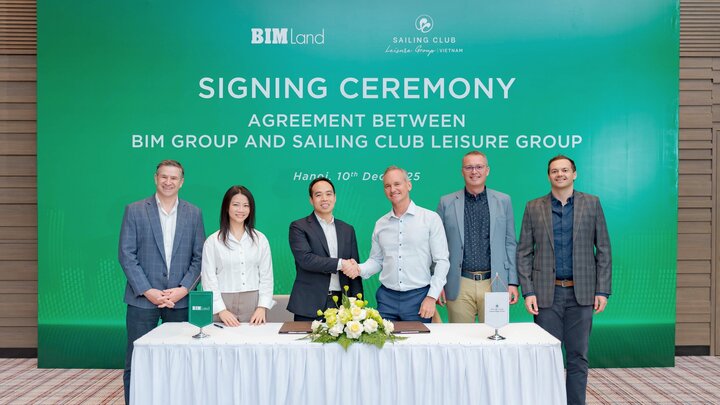 Chủ tịch Tập đoàn BIM, ông Đoàn Quốc Huy (giữa, trái) trong sự kiện BIM ký kết đầu tư vào Tập đoàn Sailing Club Leisure Group.