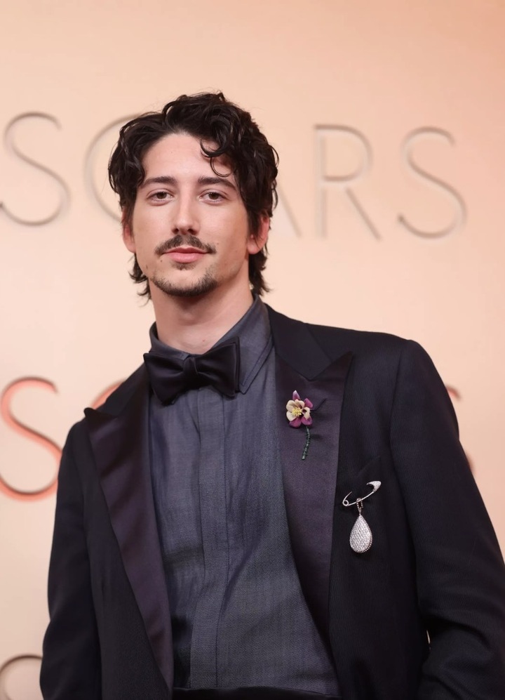 Bên cạnh dàn mỹ nhân, các nam diễn viên cũng thu hút sự chú ý. Milo Manheim, ngôi sao của loạt phim "Zombies" trên kênh Disney Channel xuất hiện đầy nam tính. Anh được quan tâm khi sẽ đảm nhận vai nam chính trong bản live action của "Tangled".