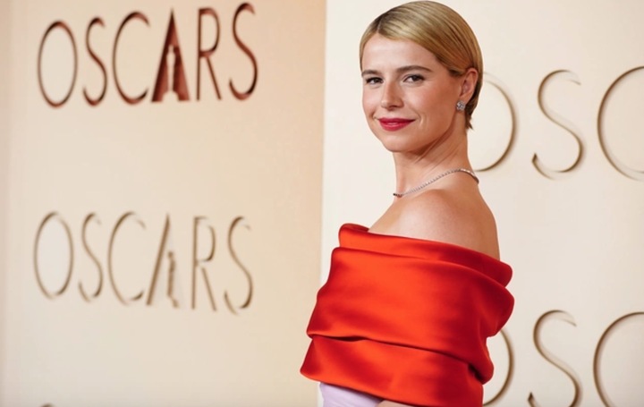 Minh tinh Jessie Buckley xinh đẹp, dự đoán "nắm trong tay" tượng vàng Oscar 2026 hạng mục "Nữ diễn viên chính xuất sắc", diện thiết kế của Chanel đến thảm đỏ.