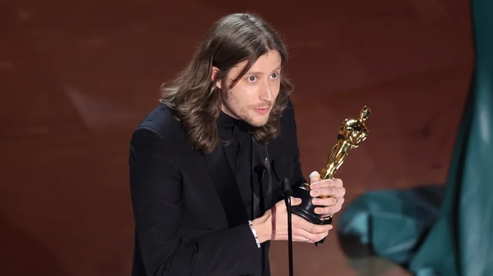 Ludwig Göransson lên sân khấu nhận giải Oscar cho "Nhạc phim xuất sắc nhất".