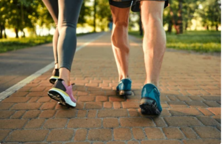 Đi bộ giúp kích hoạt các nhóm cơ ở chân và hỗ trợ cải thiện khả năng vận động. (Ảnh: Shutterstock)