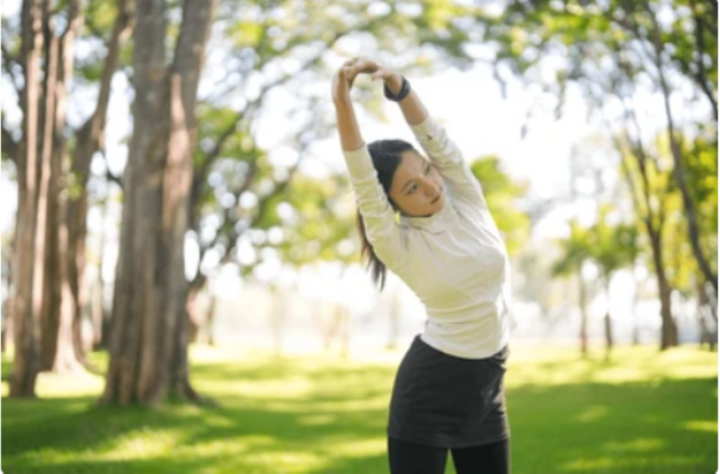 Khởi động và mang giày phù hợp giúp việc đi bộ thoải mái hơn (Ảnh: Shutterstock)