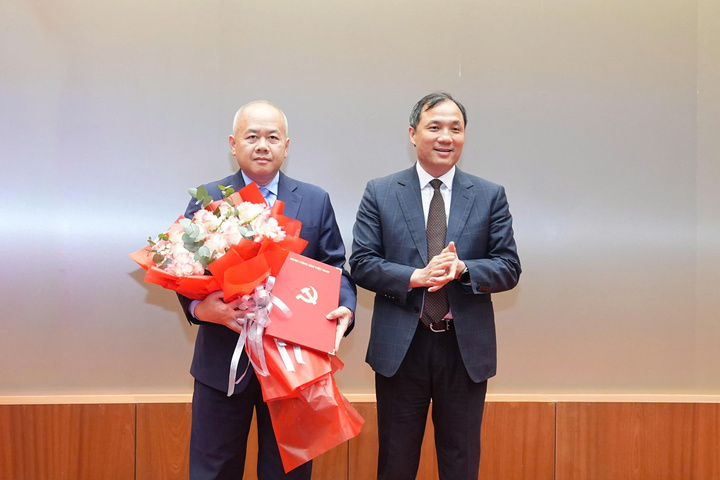 Phó Trưởng Ban Thường trực Ban Tổ chức Trung ương Hoàng Trung Dũng trao Quyết định và tặng hoa chúc mừng ông Đỗ Thành Trung.