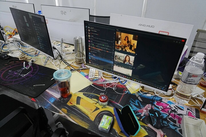 Thiết bị bị tịch thu tại một trung tâm lừa đảo ở Phnom Penh, Campuchia. (Nguồn: AP)