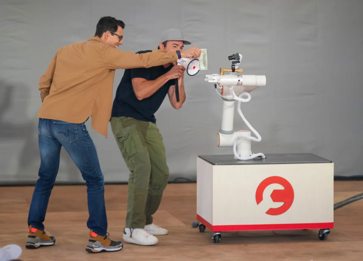 Thử nghiệm robot công nghiệp với cánh tay máy gắn camera. (Nguồn: Getty Images)