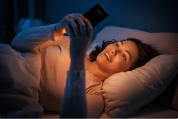 Thức khuya thường xuyên có thể làm rối loạn nhịp sinh học của cơ thể (Ảnh: Shutterstock)