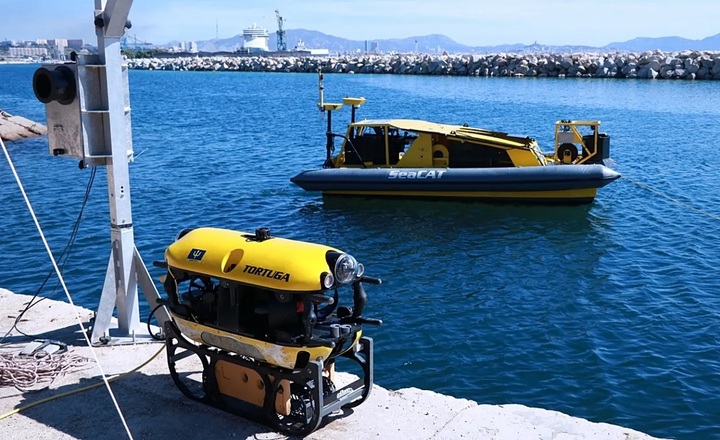 Robot tích hợp AI và tàu tự hành của dự án SeaClear2.0. (Ảnh: SeaClear)