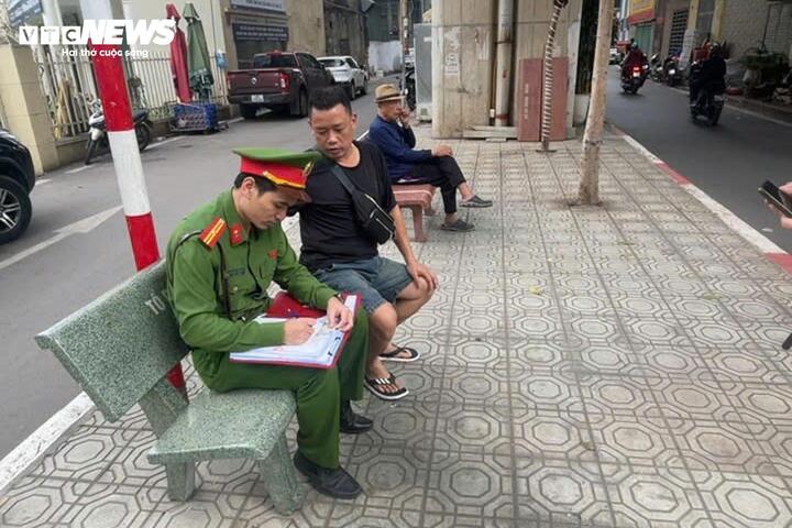 Dẹp hàng quán lấn chiếm gầm cầu đường sắt Cát Linh - Hà Đông - 1