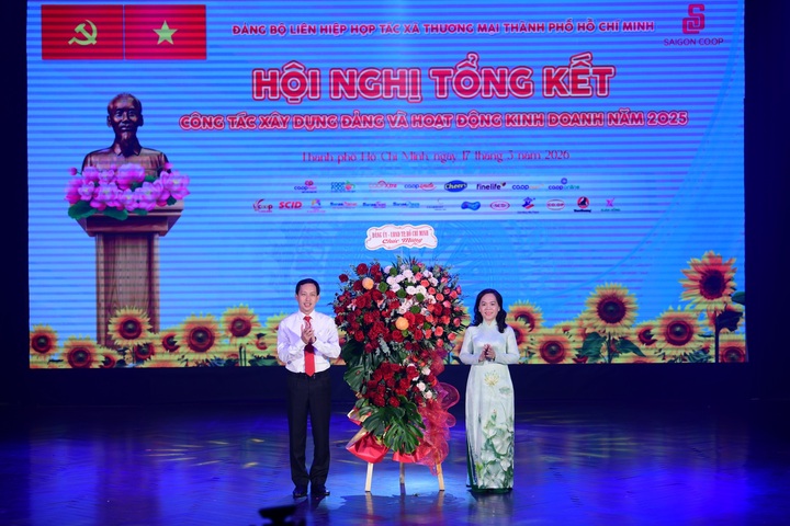 Ông Vũ Anh Khoa, Bí thư Đảng ủy, Chủ tịch HĐQT Saigon Co.op đại diện nhận hoa chúc mừng từ Đảng ủy, UBND TP.HCM.