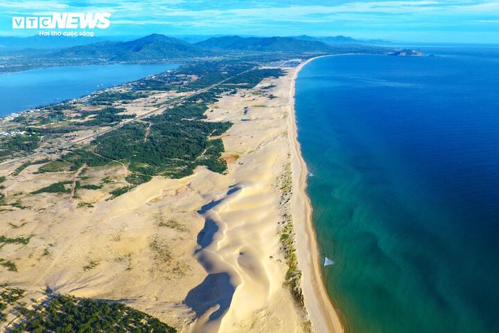 Tỉnh Gia Lai được đánh giá có nhiều lợi thế thu hút đầu tư công nghiệp, dịch vụ, cảng biển, đô thị và du lịch. Song song với dự án giải trí 2.600 tỷ đồng nói trên, tại khu vực Đề Gi (xã Đề Gi), Vũng Bồi (xã Xuân An) cũng đang chuẩn bị thực hiện tổ hợp dự án Khu đô thị, dịch vụ du lịch nổi và Bến siêu du thuyền Đề Gi trên diện tích 580 ha.