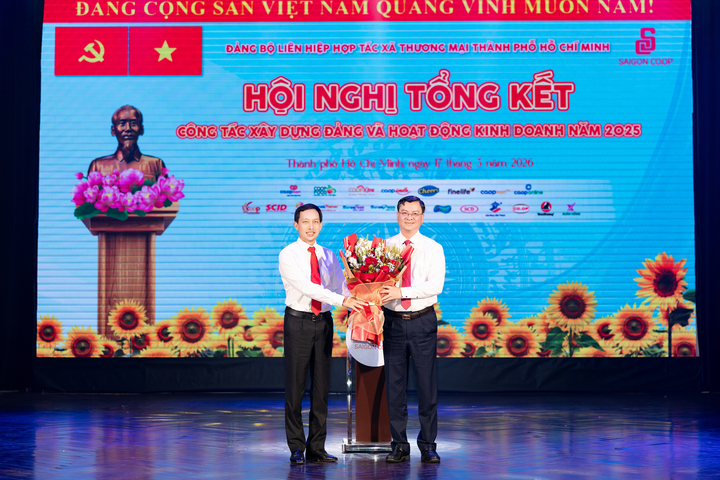 Ông Vũ Anh Khoa, Bí thư Đảng ủy, Chủ tịch HĐQT Saigon Co.op tặng hoa tri ân lãnh đạo TP.HCM tham dự và chỉ đạo nhiệm vụ 2026.