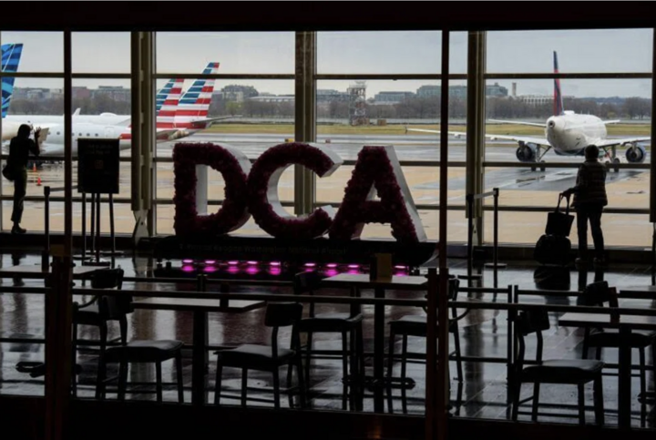 Nhiều chuyến bay bị hủy và hoãn tại Sân bay Ronald Reagan Washington. (Ảnh: Getty)