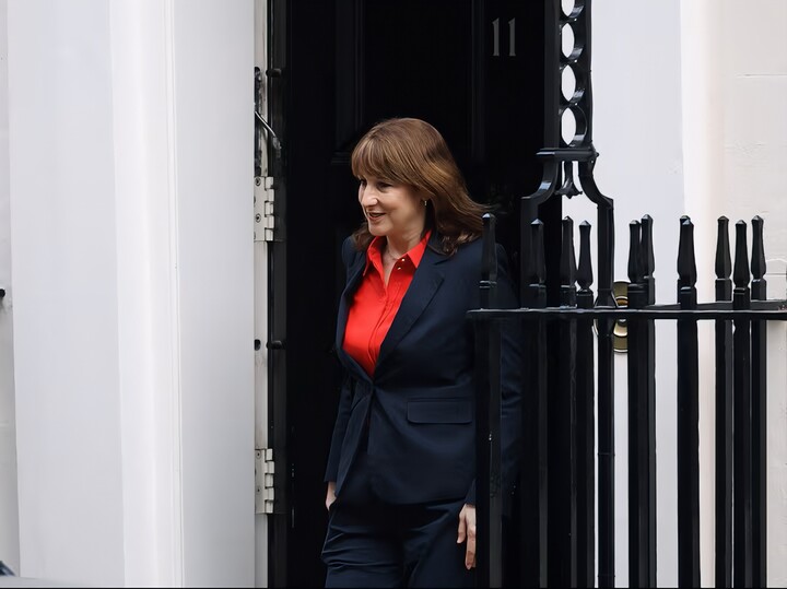 Bộ trưởng Tài chính Anh Rachel Reeves bên ngoài số 11 phố Downing, London, trước cuộc họp nội các ngày 10/3. (Nguồn: Reuters)