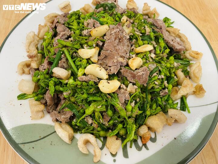 Bò xào thiên lý tóp mỡ là món ăn thanh nhẹ, bổ dưỡng. (Ảnh: Bảo Linh)