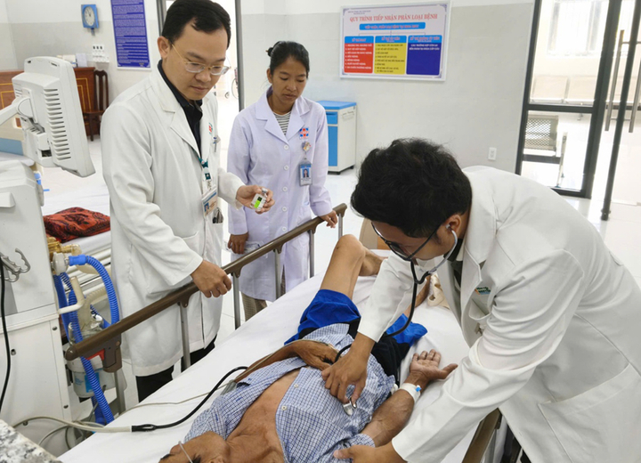 Các bác sĩ cấp cứu cho du khách đột quỵ. (Ảnh: BVCC)
