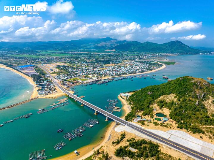 Cụ thể: Khu đô thị, dịch vụ du lịch nổi Nam đầm Đề Gi khoảng 225 ha, vốn đầu tư hơn 2.277 tỷ đồng; Khu đô thị, dịch vụ du lịch nổi Trung tâm đầm Đề Gi khoảng 185 ha, vốn đầu tư gần 3.200 tỷ đồng; Khu đô thị, dịch vụ du lịch nổi Bắc đầm Đề Gi khoảng 170 ha, vốn đầu tư hơn 3.077 tỷ đồng.