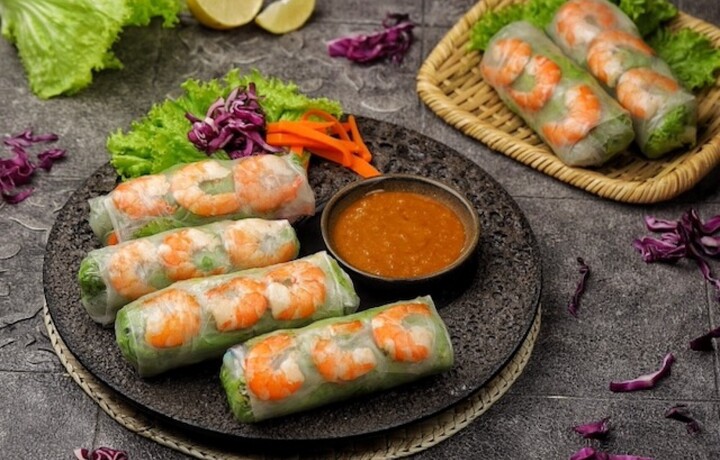 Gỏi cuốn là món dễ kết hợp với nhiều loại rượu vang. (Ảnh: Cookly)