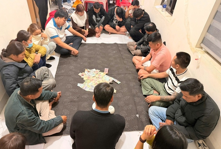 Sới bạc tại nhà Hoàng Thị Hồng được công an triệt phá, toàn bộ 17 người liên quan bị bắt giữ. (Ảnh: Công an Quảng Trị)