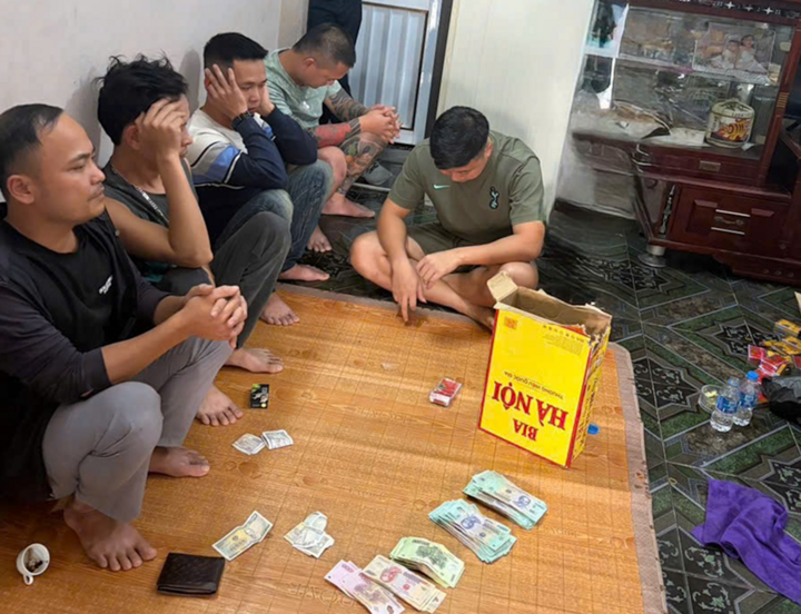 Những người tham gia đánh bạc tại nhà Đoàn Văn Tình bị bắt quả tang. (Ảnh: Công an Thanh Hoá)