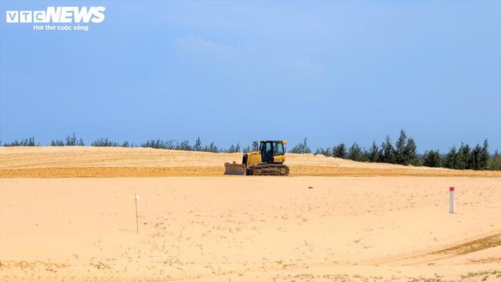 Theo lãnh đạo UBND xã Cát Tiến (Gia Lai), có hơn 152 tỷ đồng được dành riêng cho công tác bồi thường và tái định cư cho người dân khi thực hiện dự án. Hiện tại, chủ đầu tư đang hoàn thiện các thủ tục chuyển đổi mục đích sử dụng rừng phòng hộ ven biển để kịp thi công dự án vào quý II/2026.