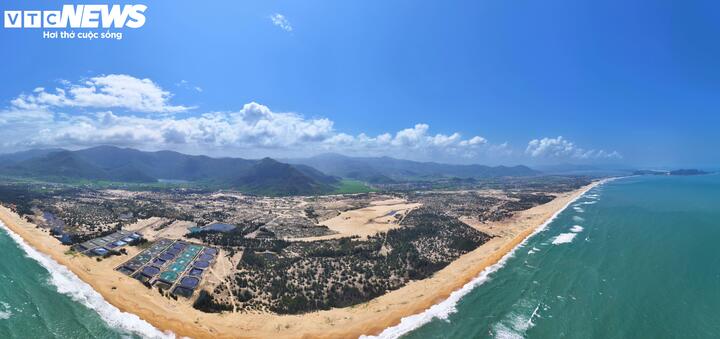 Dự án được quy hoạch tại bờ biển nằm cách trung tâm phố biển Quy Nhơn khoảng 40km về phía Bắc, có diện tích rộng hơn 308ha thuộc xã Cát Tiến. Đây là bờ biển được đánh giá đẹp nhất Gia Lai với vẻ đẹp hoang sơ.