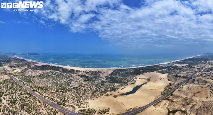 Toàn cảnh vùng biển hoang sơ kéo dài từ Trung Lương (xã Cát Tiến) đến cảng cá Đề Gi (xã Đề Gi) từ trên cao.