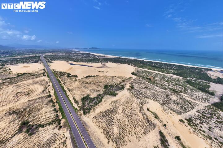 Chạy song song là tuyến đường "xương sống" ĐT639 ven biển Gia Lai. Đây là một trong những dự án hạ tầng giao thông huyết mạch, trọng điểm và đẹp nhất tỉnh hiện nay. Tổng chiều dài tuyến đường khoảng 117 km và tổng đầu tư hơn 9.000 tỷ đồng.