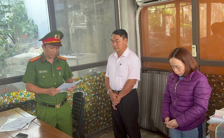 Cán bộ Cơ quan Cảnh sát điều tra Công an TP Đà Năng đang thi hành quyết định khởi tố với câc bị can trong vụ án. (Ảnh: Công an TP Đà Nẵng)