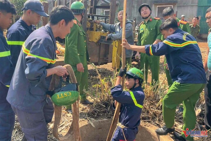 Lực lượng công an giải cứu cháu K. Ảnh: SĐ