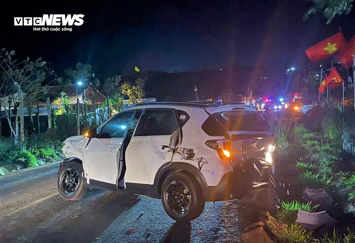 Vụ tai nạn liên hoàn khiến 1 người chết, 4 ô tô hư hỏng nặng.