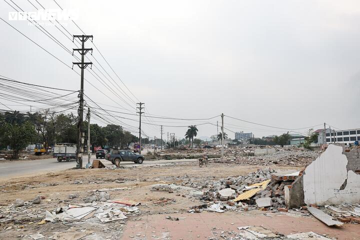 Tuy nhiên, dự án vẫn đối mặt với một số khó khăn như chồng lấn quy hoạch với các dự án khác, vướng mắc trong chính sách bồi thường, hỗ trợ di dời doanh nghiệp, cũng như thủ tục thẩm định, phê duyệt hồ sơ thiết kế và dự toán di chuyển hạ tầng kỹ thuật.