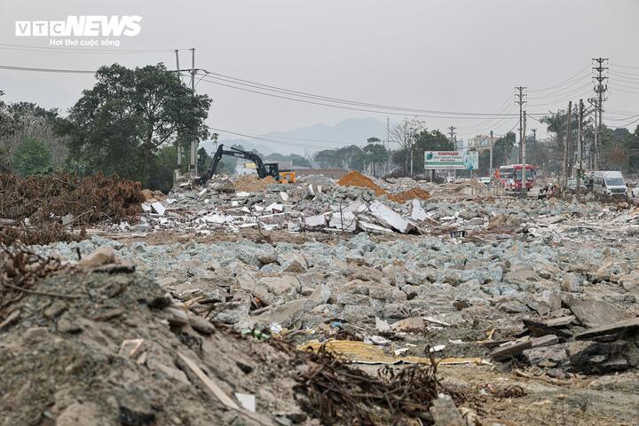 Theo Ban Quản lý Đường sắt đô thị Hà Nội, tổng diện tích đất chiếm dụng của dự án khoảng 168,67 ha, trong đó cần thu hồi gần 49,88 ha, phần còn lại là đất công cộng như giao thông, thủy lợi. Công tác di dời hạ tầng kỹ thuật quy mô lớn, hiện trạng phức tạp dự kiến hoàn thành trước ngày 30/6.