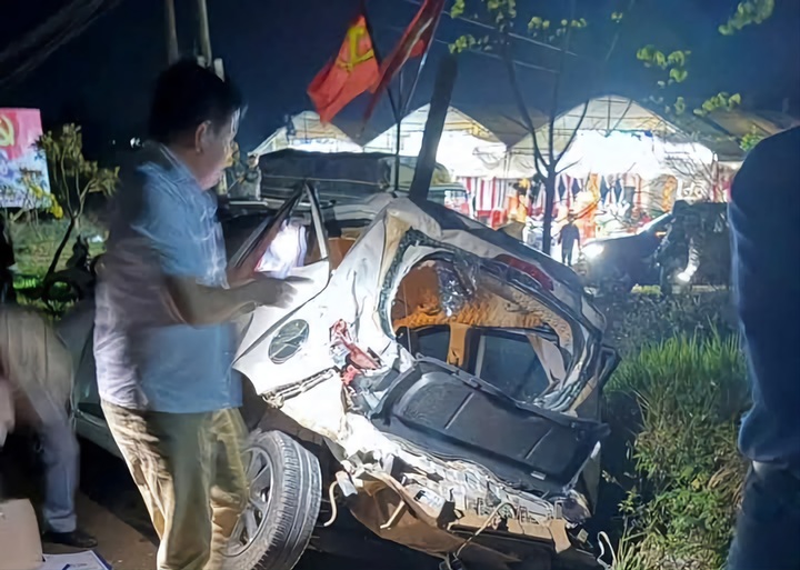 Xe ô tô hư hỏng sau vụ tai nạn.