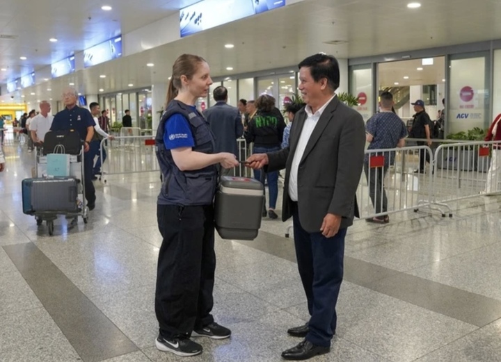 I Bác sĩ Phạm Hồng Hà, Phó Trưởng phòng Nghiệp vụ Dược, Sở Y tế Đà Nẵng nhận bàn giao thuốc giải độc botulinum từ Bộ phận Ứng phó và Chuẩn bị Khẩn cấp Y tế (WHO). Ảnh: WHO Việt Nam.