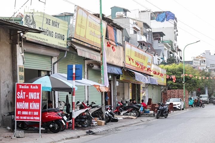 Ngày 6/3 vừa qua, tại hội nghị trực tuyến đánh giá việc giải quyết điểm nghẽn trật tự đô thị và ùn tắc giao thông, Trung tướng Nguyễn Thanh Tùng, Giám đốc Công an thành phố Hà Nội, yêu cầu các đơn vị liên quan xử lý triệt để tình trạng lấn chiếm vỉa hè, lòng đường, tuyệt đối không để xảy ra tình trạng "bắt cóc bỏ dĩa". Đồng thời, Giám đốc Công an thành phố ra "tối hậu thư": Nếu nhắc nhở đến lần thứ 3 mà địa bàn vẫn để tái diễn vi phạm lấn chiếm vỉa hè, lòng đường, sẽ kiên quyết đánh giá "không hoàn thành nhiệm vụ" với Trưởng Công an phường, xã đó.