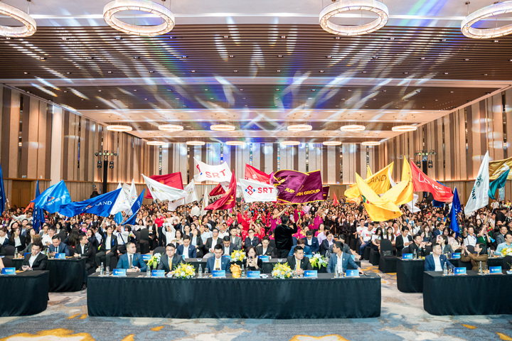 Lễ ra quân với chủ đề "Dòng chảy thời đại" quy tụ hơn 1.800 chuyên viên kinh doanh.