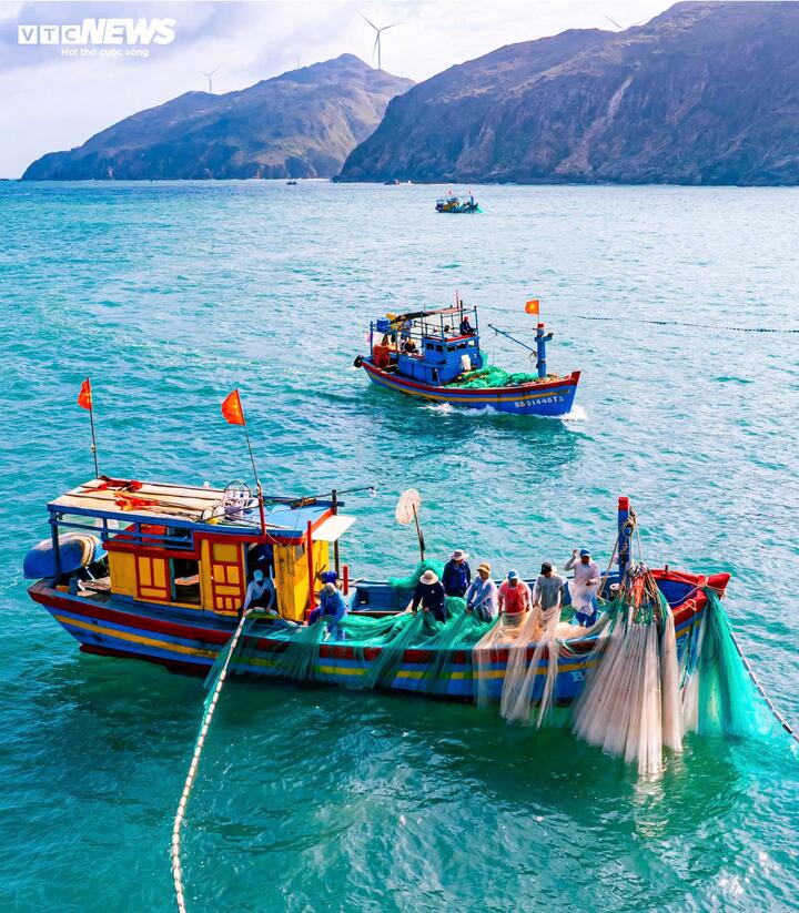 Đến với Nhơn Lý, du khách sẽ cảm nhận được sự mộc mạc, dễ gần của những con người làng chài.