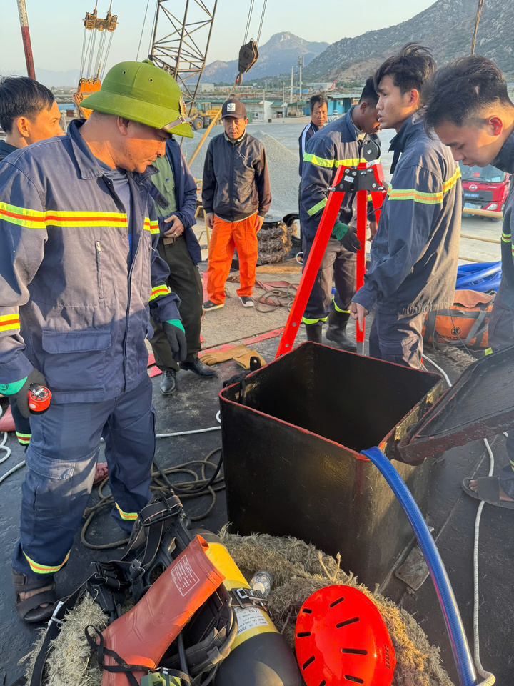 Lực lượng chức năng đang tiếp cận khu vực ngạt khí, đưa nạn nhân ra ngoài.