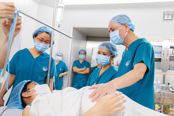 Các y bác sĩ phối hợp thực hiện ca mổ cho bệnh nhân. (Ảnh minh họa)