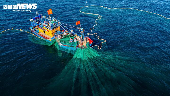 Bao đời nay, họ luôn vượt qua khó khăn để bám biển mưu sinh và xây dựng nên một cộng đồng ngư dân đoàn kết. Biểu tượng của tinh thần lao động kiên cường trước sóng gió biển khơi, biển cả đã trở thành một phần máu thịt của họ.