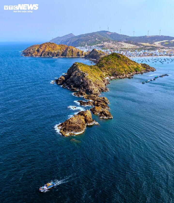 Ngoài ra, làng chài Nhơn Lý nằm ở phía Đông bán đảo Phương Mai có một mặt giáp biển, ba mặt tựa lưng vào núi đồi. Nơi đây hiện sở hữu những lợi thế độc bản mà hiếm nơi nào có được khi hội tụ của ba yếu tố: thiên nhiên kỳ vỹ, văn hóa tâm linh và đặc sản bản địa.