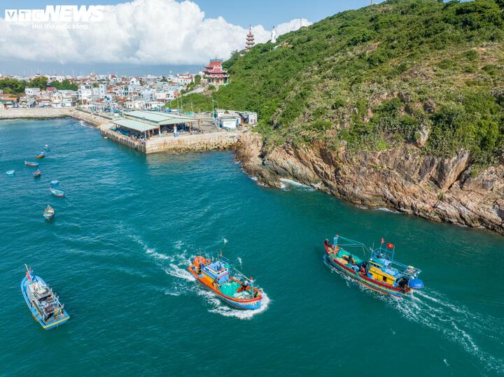 Theo lãnh đạo UBND tỉnh Gia Lai, thực tế bến cá Nhơn Lý từ lâu đã không còn đơn thuần là nơi tàu thuyền cập bến đổ cá. Việc chính thức hóa mô hình "Cảng cá – Du lịch" là bước đi tất yếu để chuyên nghiệp hóa hoạt động đón khách, thay vì để du khách phải di chuyển tự phát trên các phương tiện hậu cần nghề cá như trước đây.