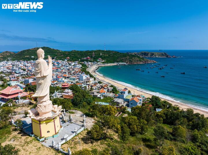 Khác với những khu nghỉ dưỡng hiện đại, Nhơn Lý cuốn hút du khách bởi những con đường đá xanh uốn lượn, những ngôi nhà với mái ngói thâm nâu đỏ và các bức bích họa sinh động tái hiện đời sống ngư dân.