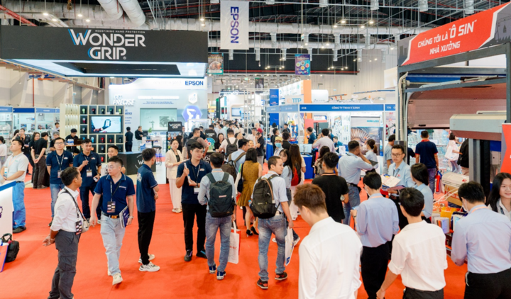 Khách tham quan trải nghiệm các công nghệ tự động hóa và robot tại triển lãm.