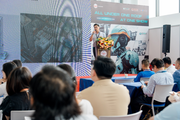 Doanh nghiệp trao đổi và kết nối hợp tác tại Hội thảo của triển lãm.