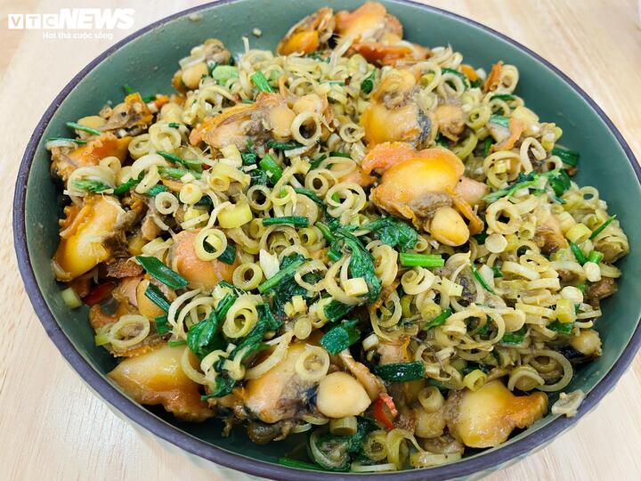 Sò lông xào sả ớt, món ăn chế biến đơn giản rất hao cơm. (Ảnh: Bảo Linh)