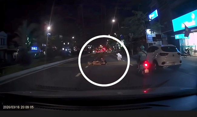 Ô tô vượt ẩu va chạm với xe máy khiến 2 người ngã xuống đường. (Ảnh: N.Q)