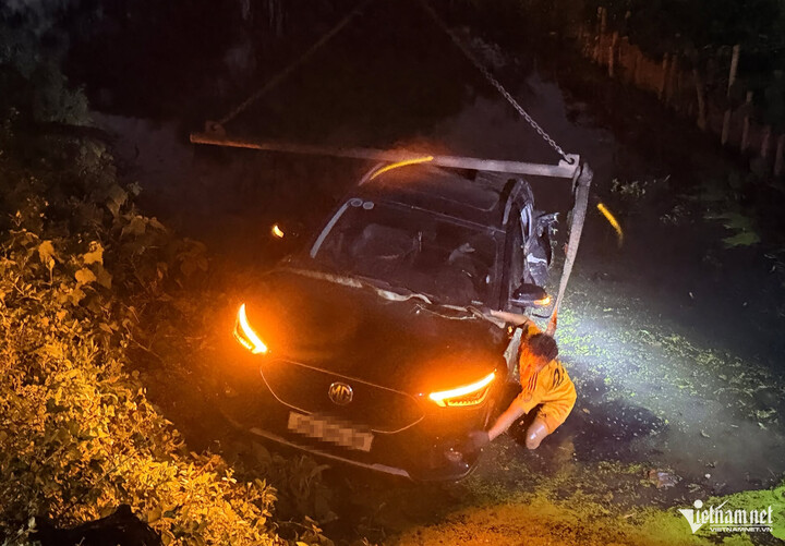 Ô tô bị tàu hỏa đâm văng xuống mương nước.