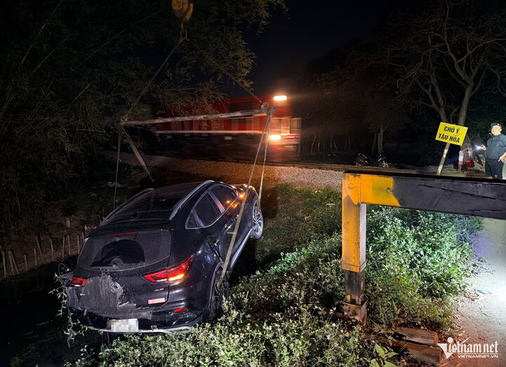 Tàu hỏa hất văng ô tô xuống mương nước ở Hà Nội - 2
