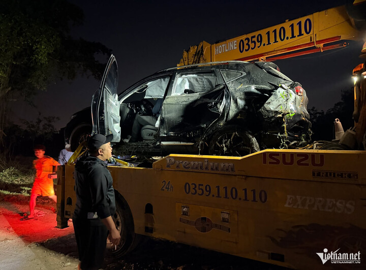 Ô tô gặp nạn được lực lượng cứu hộ đưa lên bờ.